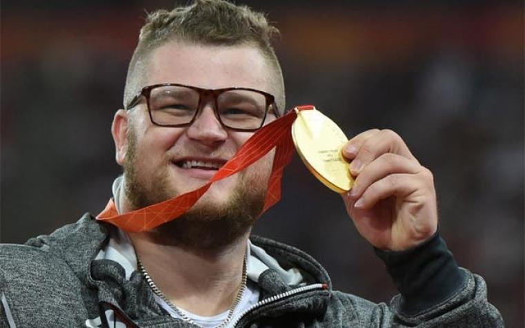 Atleta se emborracha en celebración y paga un taxi con su medalla de oro
