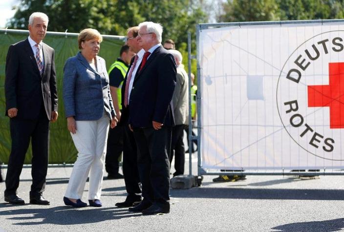 Merkel visita centro de refugiados blanco de protestas xenófobas