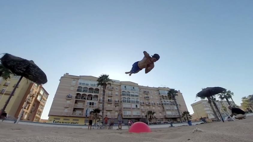 [VIDEO] Playa y una pelota de yoga: Las grandes acrobacias de un grupo de españoles