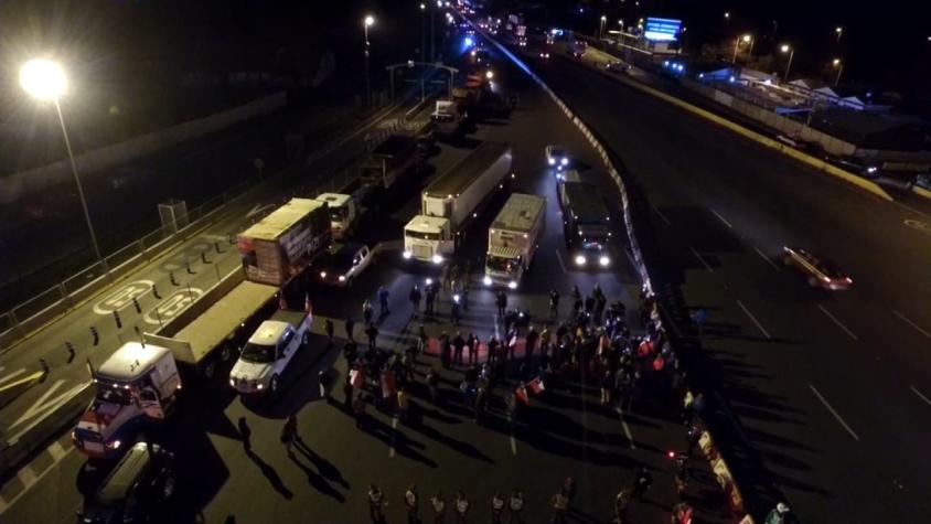 Caravana de camioneros es detenida a la altura de Angostura en ruta 5 Sur