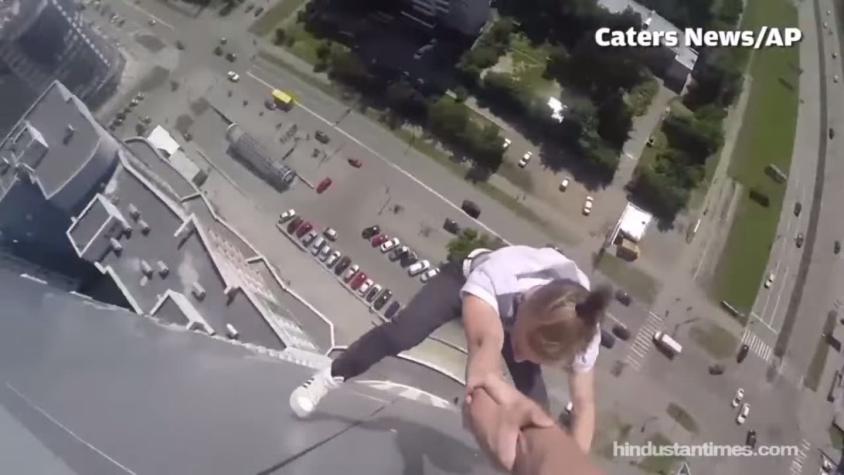[VIDEO] ¡Qué vértigo! Jóvenes desafían la gravedad sobre edificio de 40 pisos