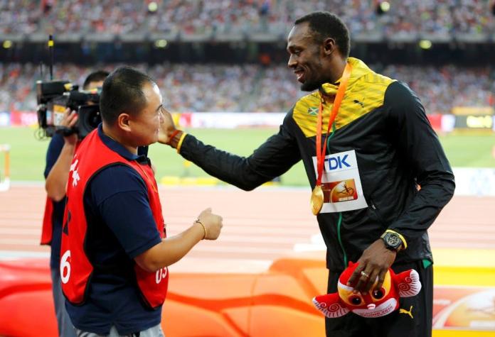 Bolt tuvo reecuentro y recibe especial regalo de camarógrafo que lo atropelló