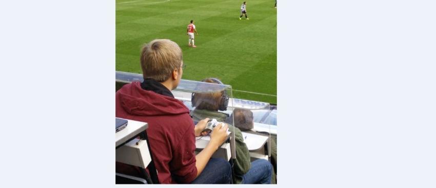 ¡Como en la casa! Joven lleva control de Xbox a partido del Arsenal de Alexis Sánchez