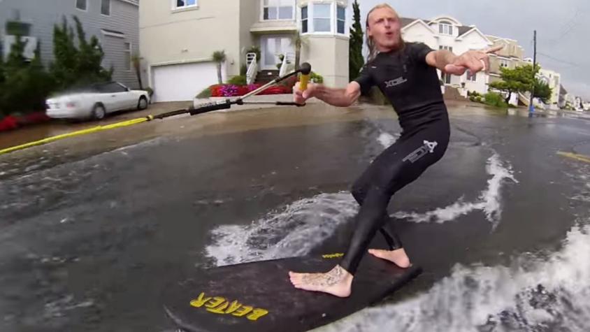 [VIDEO] El nuevo deporte tras una tormenta: surf en las calles