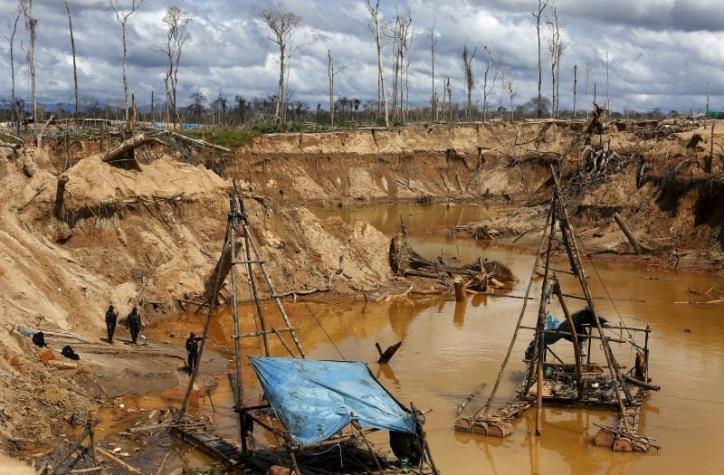 Minas ilegales de oro, lugares de esclavitud en Colombia y Perú