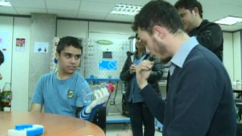 Un niño de 13 años recibió la segunda protesis de mano confeccionada en una impresora 3D