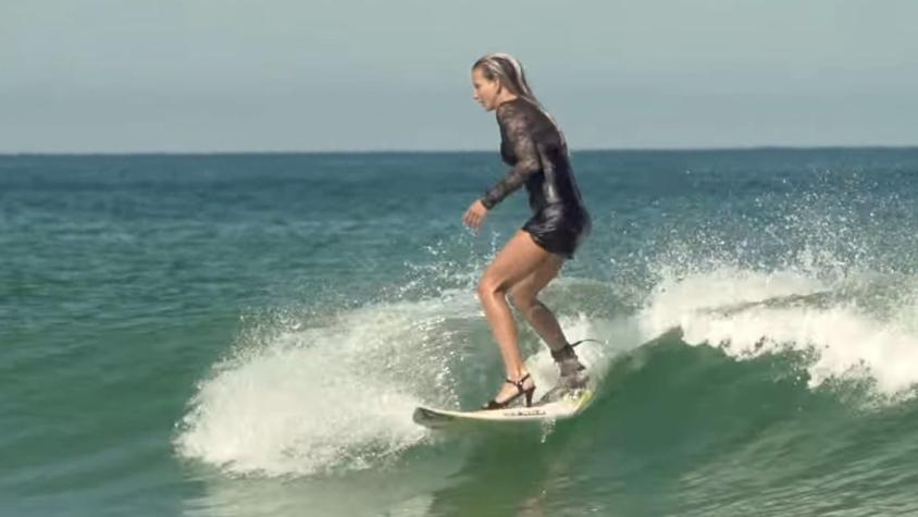 [VIDEO] Glamour sobre olas: joven deportista hace surf en vestido y tacones altos