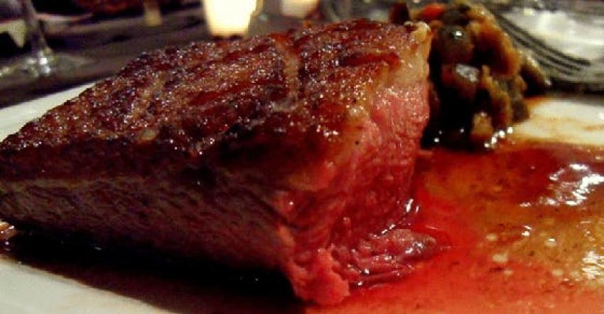 ¿Es sangre lo que sale de un filete de carne medio crudo?