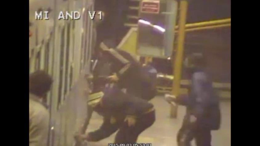 [VIDEO] Rayan dos vagones del Metro y se enfrentan a guardia de seguridad