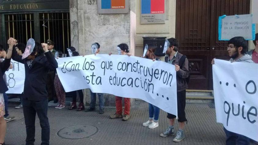 Estudiantes protestaron frente al Mineduc en inicio del Consejo Consultivo de Educación Superior