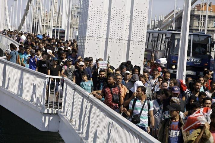 Una cifra récord de 5.809 migrantes entraron a Hungría durante el domingo