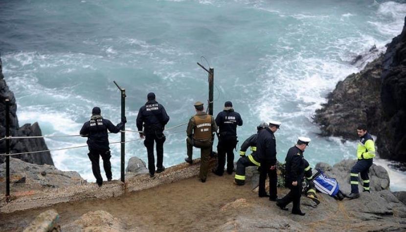 Armada y Bomberos intentan rescatar cadáver hallado en Playa Ancha