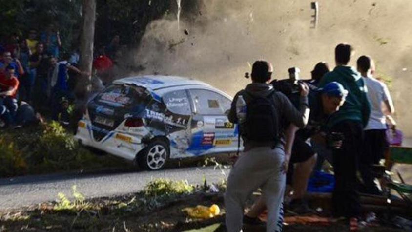 [VIDEO] Lamentable accidente: Mueren seis personas embestidas por un auto en el rally de España