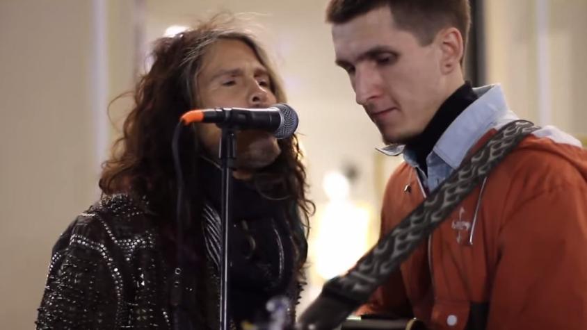 [VIDEO] Steven Tyler canta junto a artista callejero en Moscú