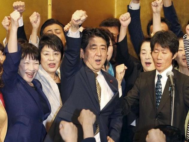 Primer ministro japonés es reelecto como jefe de su partido