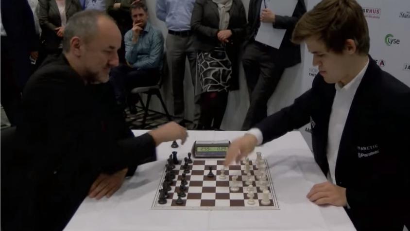 [VIDEO] Joven y maestro realizan rápido desafío de ajedrez