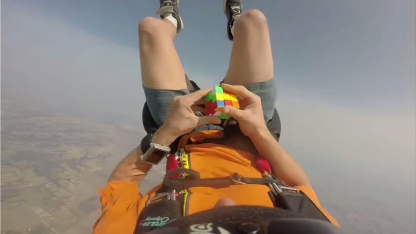 [VIDEO] Osado paracaidista resuelve cubo rubik en caída libre