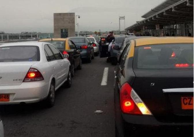 Taxistas protestan bloqueando parcialmente el acceso al aeropuerto de Santiago