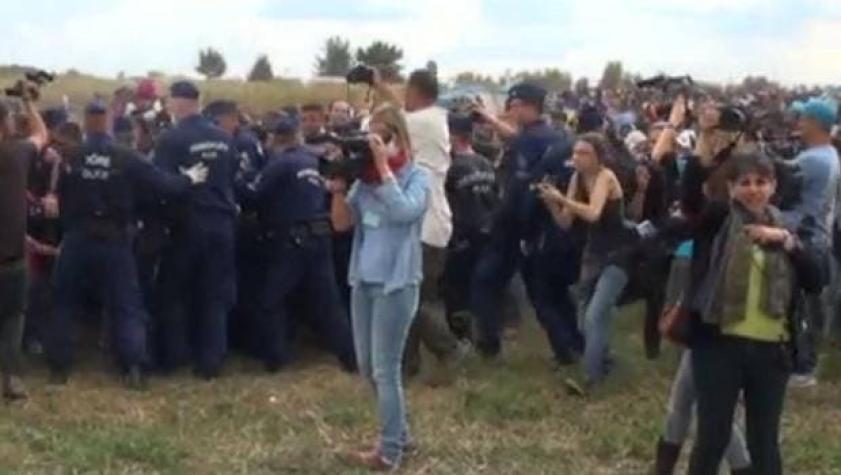 Camarógrafa es captada golpeando a refugiados en frontera de Hungría con Serbia