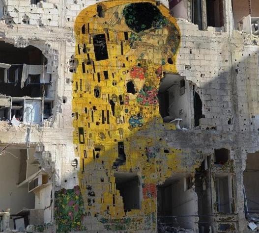 El artista sirio que contrapone edificios bombardeados con obras maestras occidentales