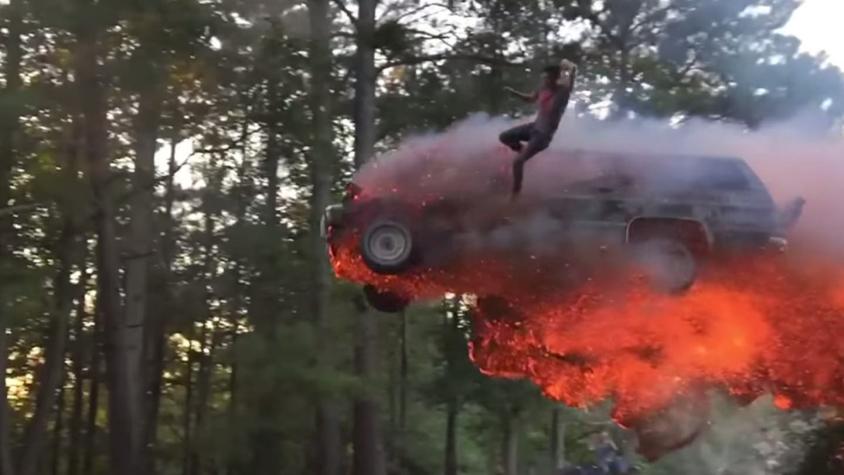 [VIDEO] Joven se lanza de auto en llamas por aburrimiento