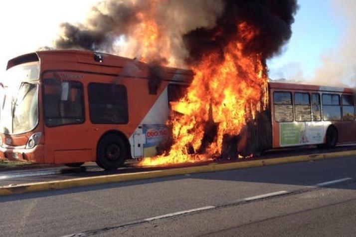 Bus del Transantiago se incendia en comuna de Lo Barnechea