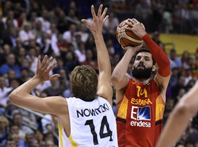 [VIDEO] Jugador español-montenegrino rompe una bandera de Serbia en el Eurobasket