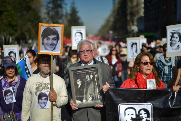 Multitudinaria romería al Memorial de los Detenidos Desaparecidos y Ejecutados Políticos
