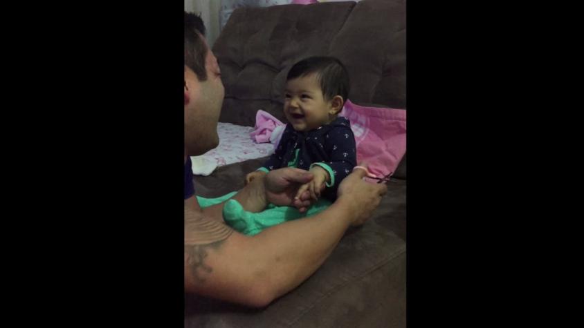 [VIDEO] Guagua finge que llora para jugarle broma a su papá