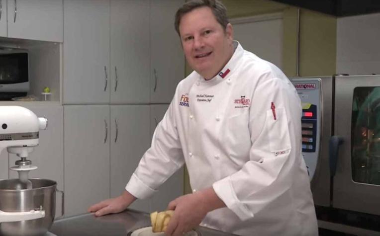 [VIDEO] Embajador de EEUU en Chile sorprende haciendo empanadas