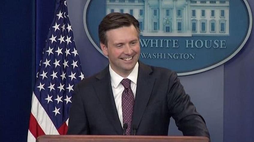 [VIDEO] Siri interrumpe conferencia de prensa en Casa Blanca