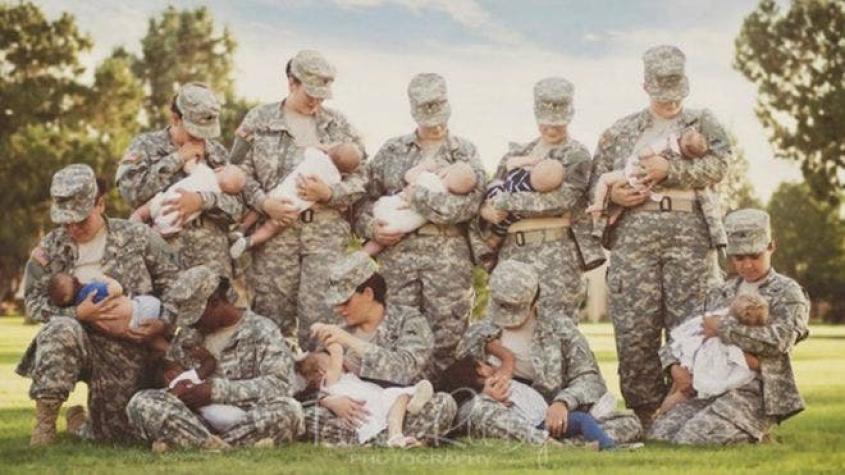 La foto de la lactancia materna en público que busca derribar muros en el ejército