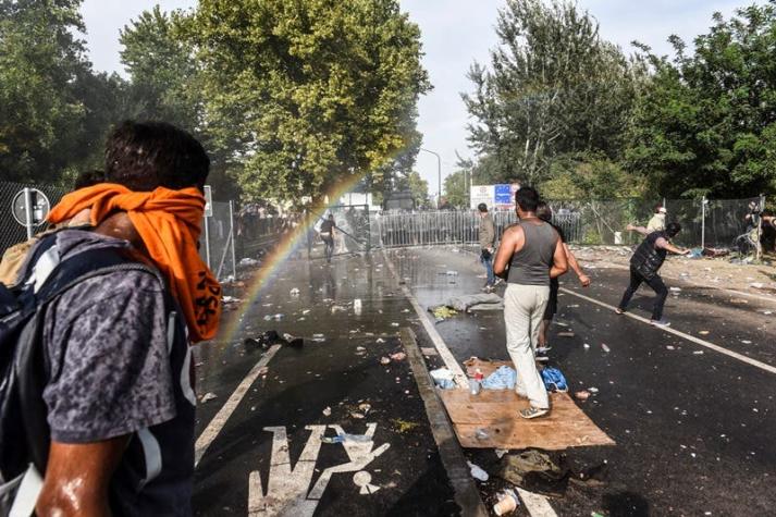 Policía húngara usa gases lacrimógenos contra migrantes en frontera con Serbia