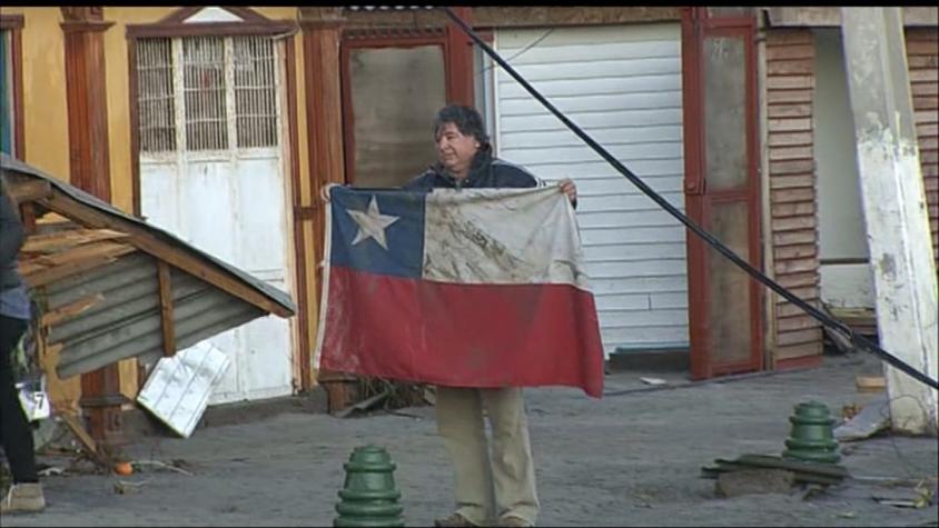 [VIDEO] El emotivo gesto de un tongoyino y su bandera luego del terremoto