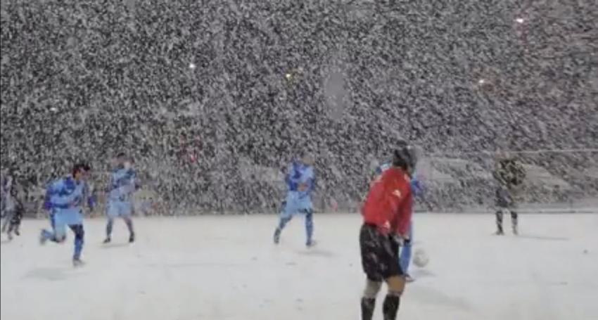 [VIDEO] Amor por la camiseta: Grupo de futbolistas seniors la rompen en la nieve