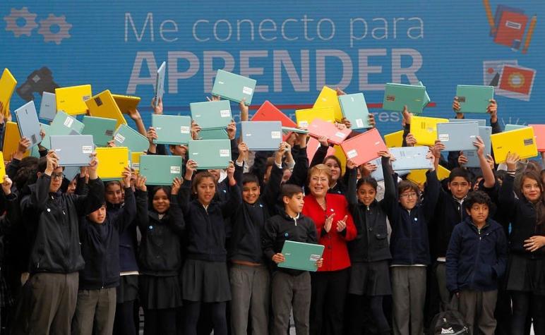 Bachelet destaca "frutos" de reforma educacional en entrega de computadores a alumnos de 7° básico
