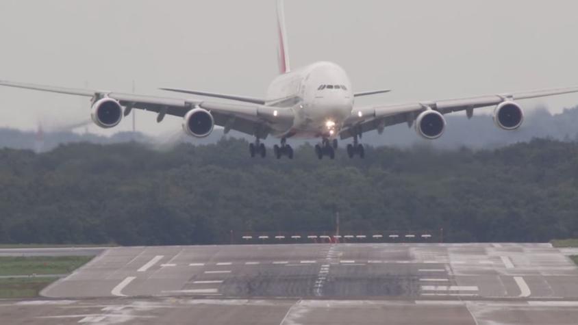 [VIDEO] Así fue el complicado aterrizaje del avión comercial más grande del mundo