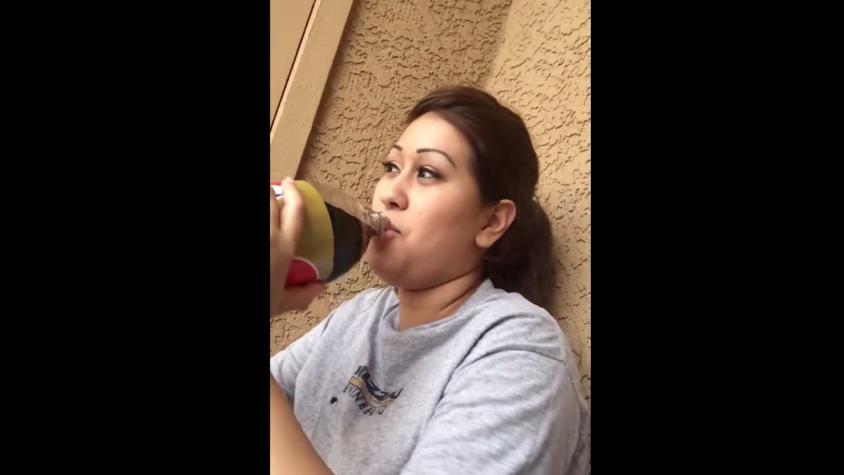 [VIDEO] Joven se emociona al probar una bebida cola por primera vez