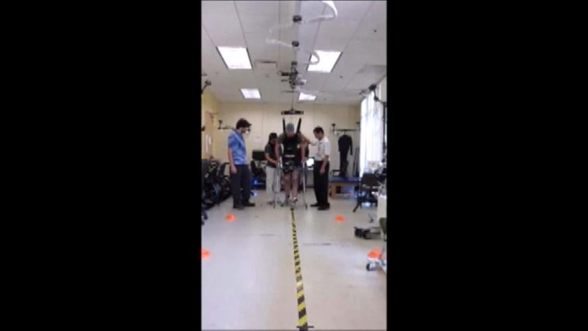 [VIDEO] Hombre paralítico logra caminar gracias a tecnología Bluetooth