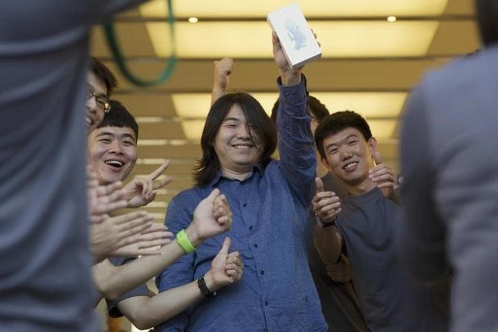 Nuevos iPhone llegan a las tiendas y se esperan ventas récord en primer fin de semana