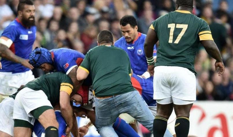 Hincha invade la cancha y "taclea" a jugador en partido Sudáfrica-Samoa