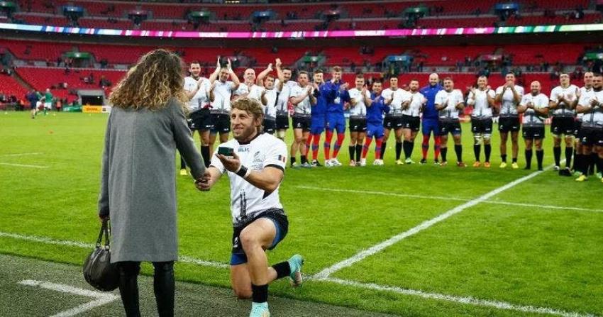 Rumano sorprende a todos y pide matrimonio en pleno Mundial de Rugby