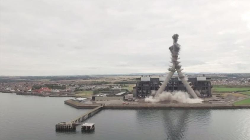 [VIDEO] Simétrica demolición de dos legendarias torres de planta en Escocia