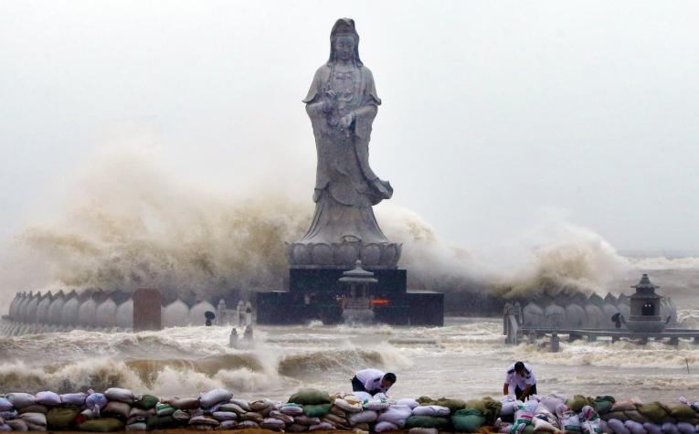 [VIDEO] Impresionantes olas golpean costa de China tras paso de tifón