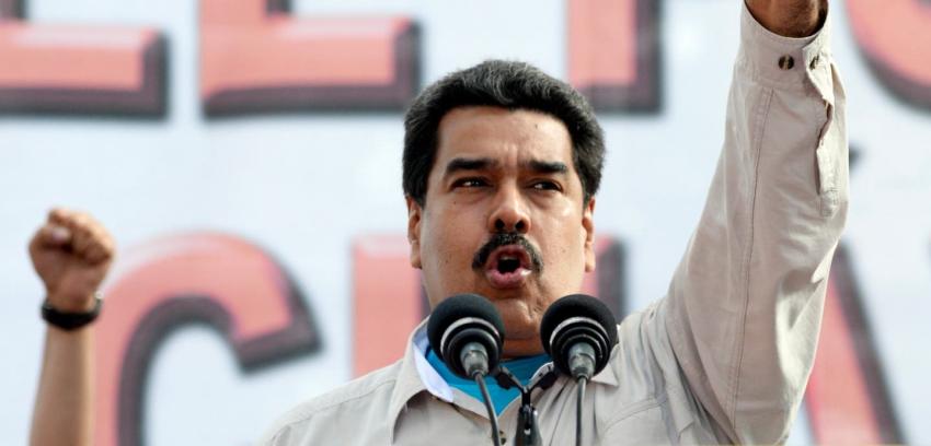 Maduro dice que no "entregará la revolución" si gana la oposición en las elecciones