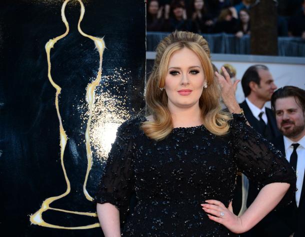 Adele se disculpa con sus fanáticos por la tardanza de su próximo disco