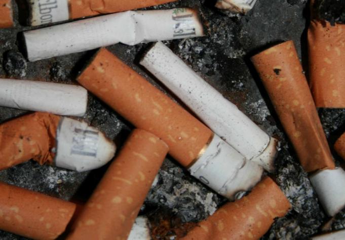 París multará con cerca de $50 mil chilenos a quienes boten colillas de cigarro en la calle