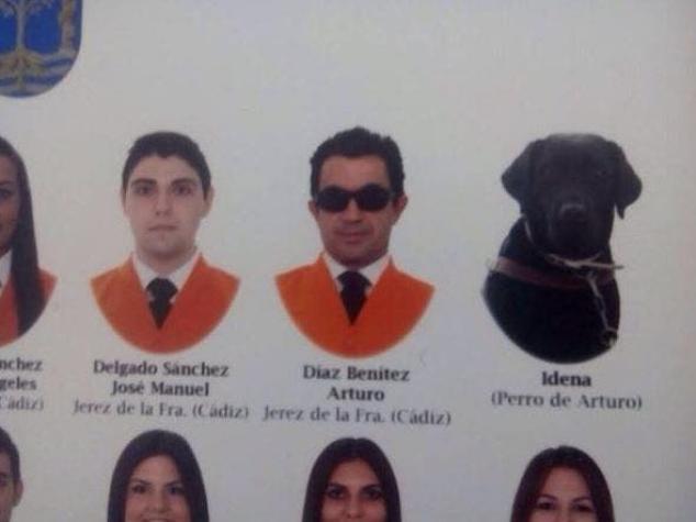 El perro guía de un alumno ciego que apareció en la foto de promoción de curso
