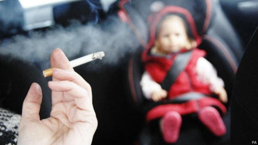 Inglaterra y Gales prohíben fumar en los autos para proteger a los niños