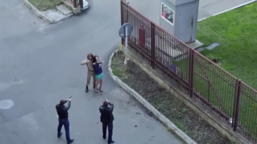 [VIDEO] La escena que hizo reaccionar a un soldado ruso en medio de un rodaje